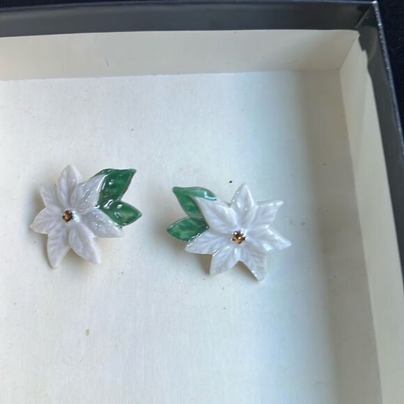 Porcelain white poinsettia pierced earrings. - Picture 4 of 4